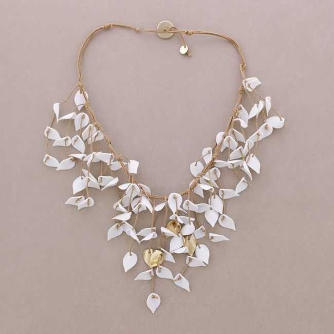 LONG NECKLACE WITH RESIN LEAF PENDANTS