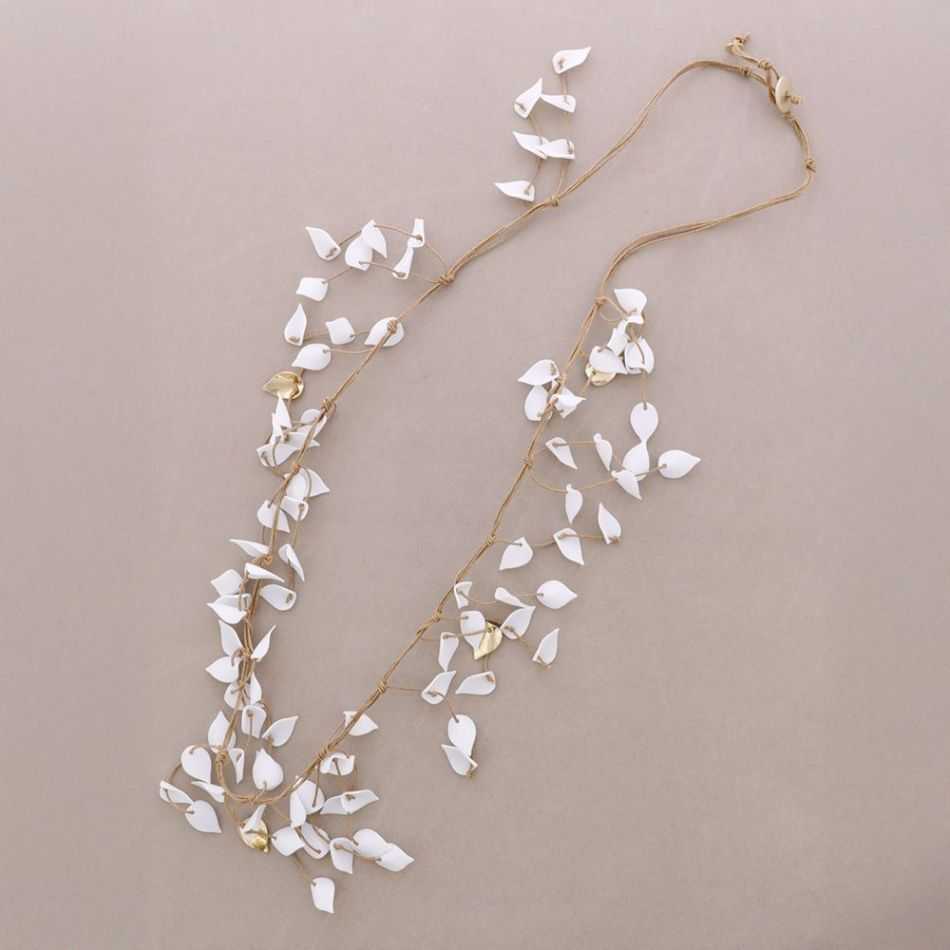 COLLAR LARGO COLGANTES HOJAS RESINA