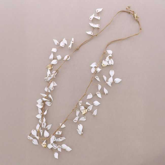 LONG NECKLACE WITH RESIN LEAVES PENDANTS