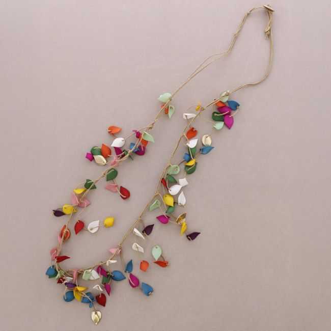 COLLAR LARGO COLGANTES HOJAS RESINA