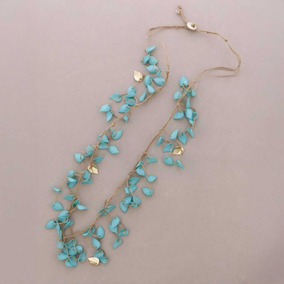 COLLAR LARGO COLGANTES HOJAS RESINA