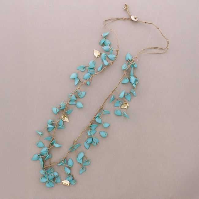 COLLAR LARGO COLGANTES HOJAS RESINA