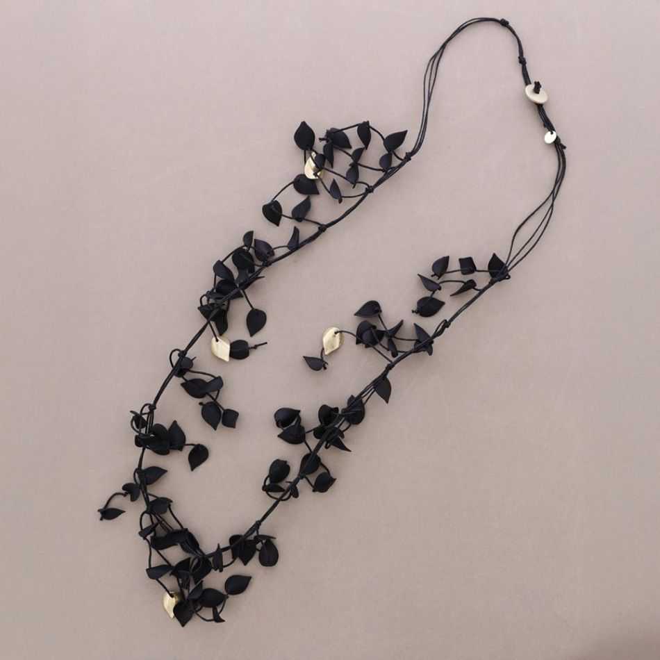 COLLAR LARGO COLGANTES HOJAS RESINA
