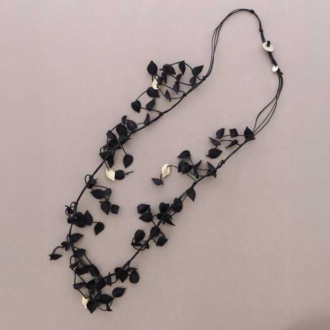 COLLAR LARGO COLGANTES HOJAS RESINA
