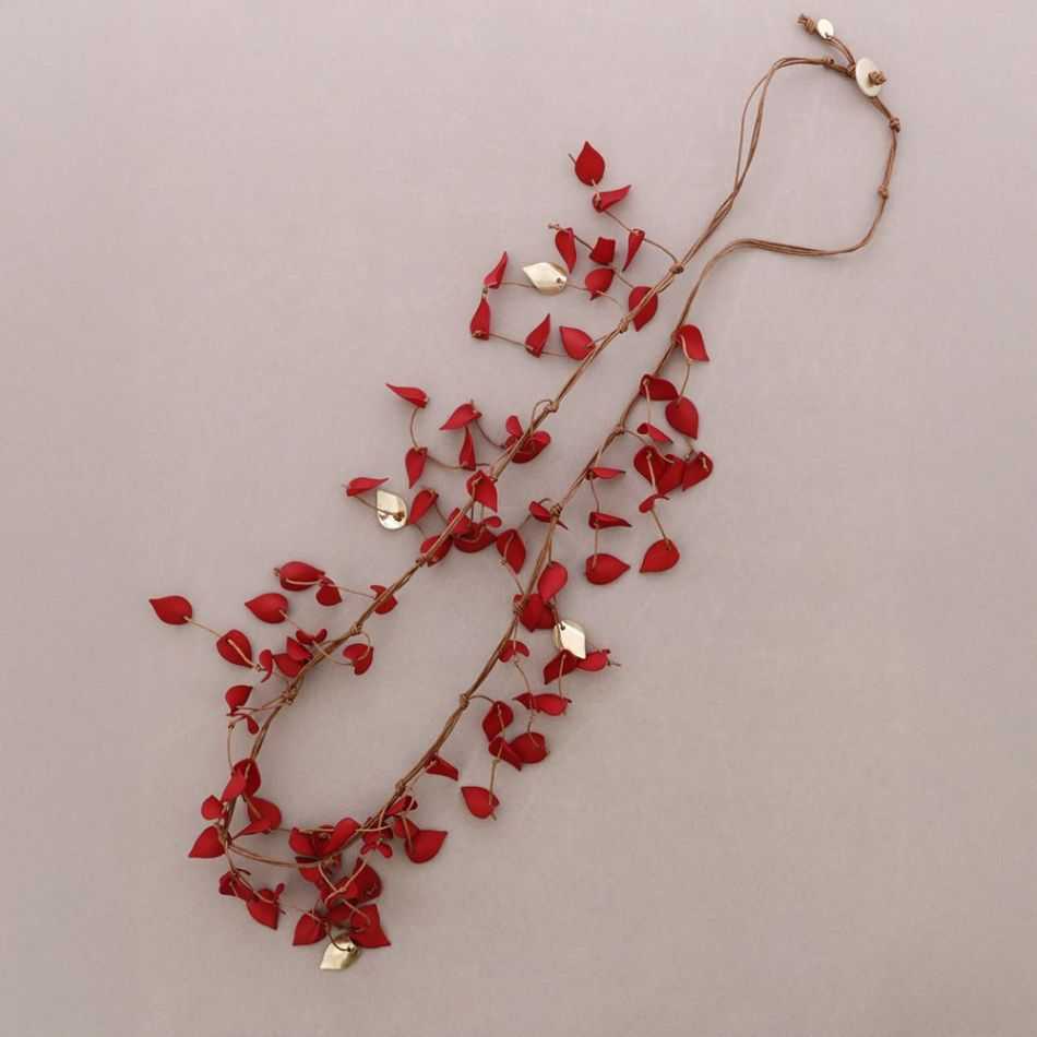 COLLAR LARGO COLGANTES HOJAS RESINA