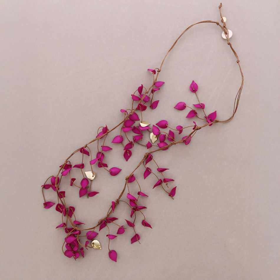 LONG NECKLACE WITH RESIN LEAVES PENDANTS
