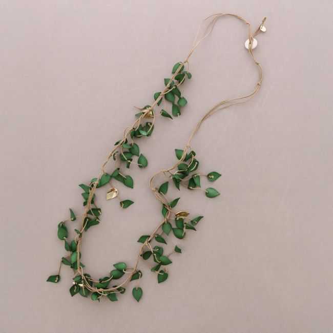COLLAR LARGO COLGANTES HOJAS RESINA