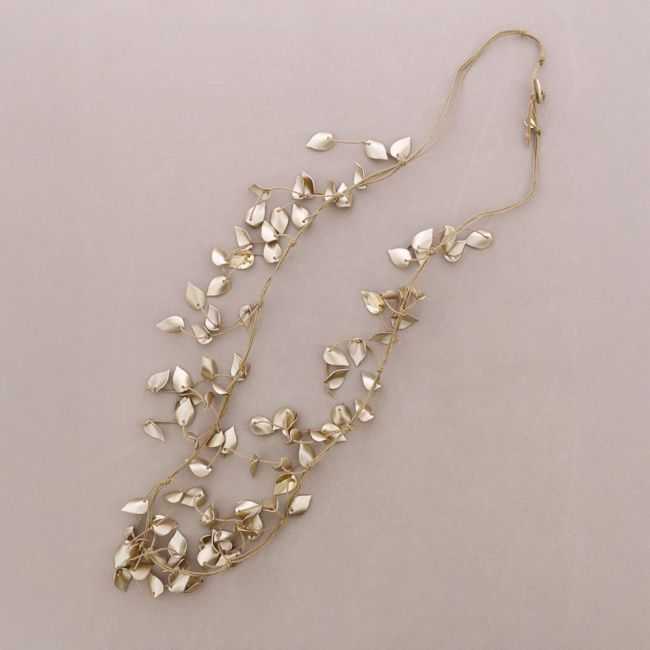COLLAR LARGO COLGANTES HOJAS RESINA