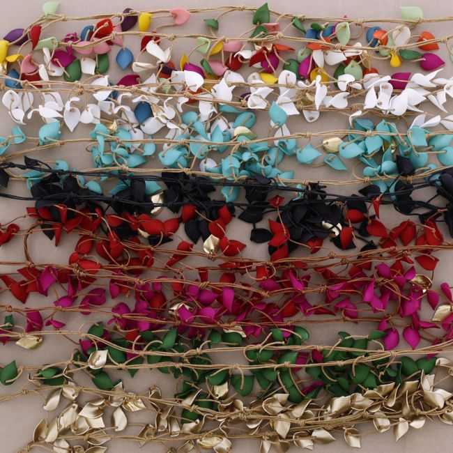 COLLAR LARGO COLGANTES HOJAS RESINA