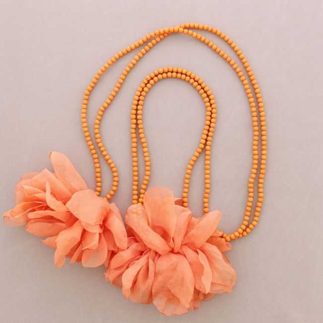 COLLAR LARGO MULTIFUNCIONAL CUENTAS RESINA DOBLE FLOR TELA
