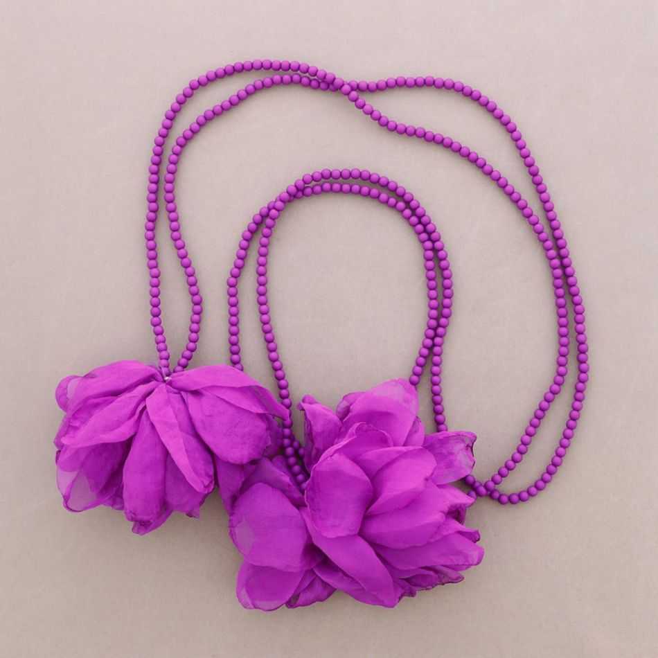 COLLAR LARGO MULTIFUNCIONAL CUENTAS RESINA DOBLE FLOR TELA