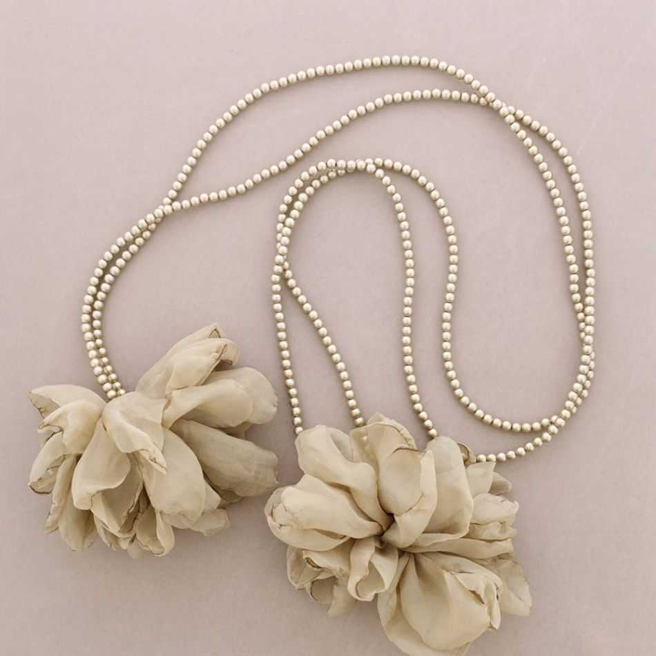 COLLAR LARGO MULTIFUNCIONAL CUENTAS RESINA DOBLE FLOR TELA