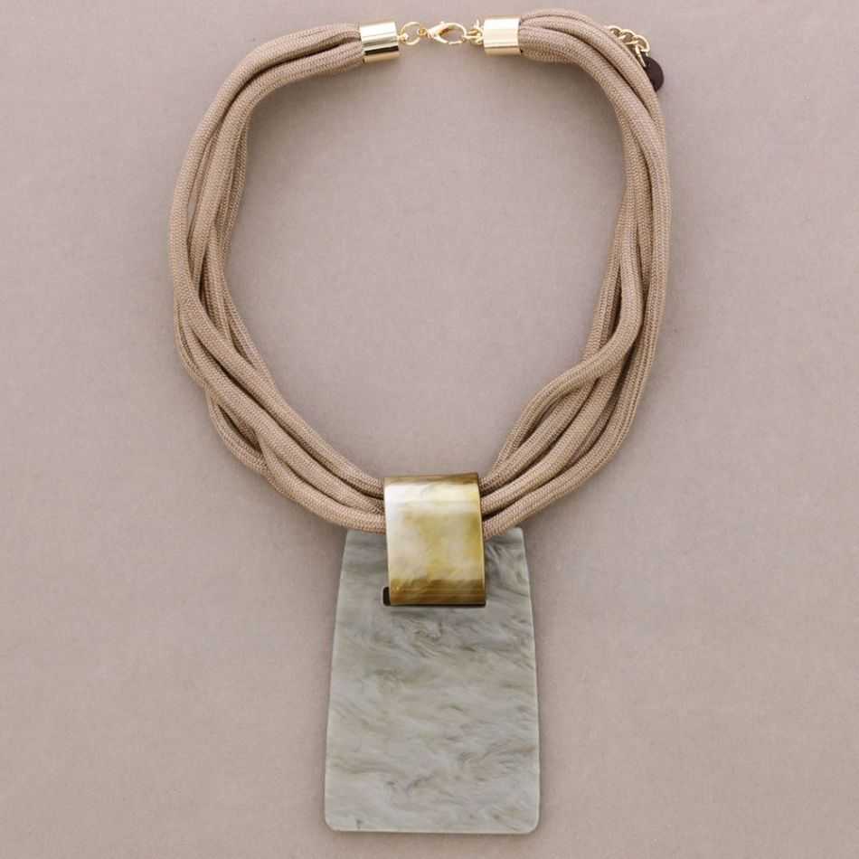 GARGANTILLA COLGANTE RECTANGULAR RESINA