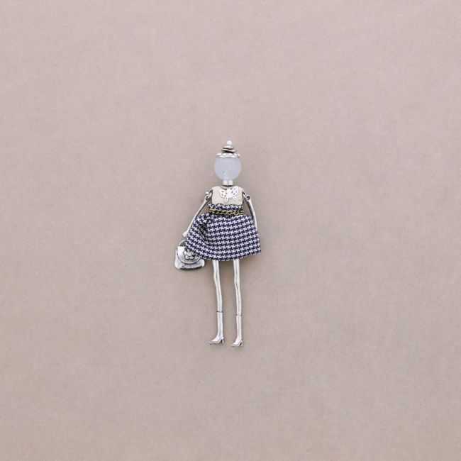 BROCHE COLGANTE MUÑECA