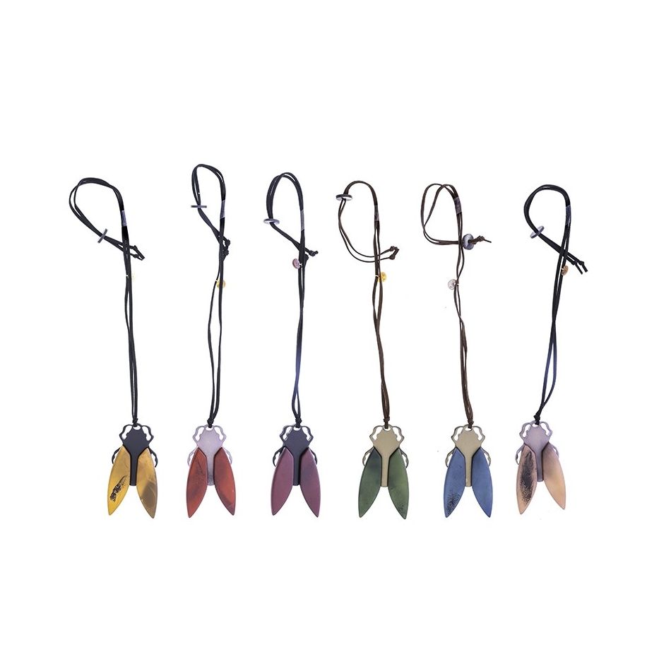 COLLAR LARGO COLGANTE INSECTO RESINA