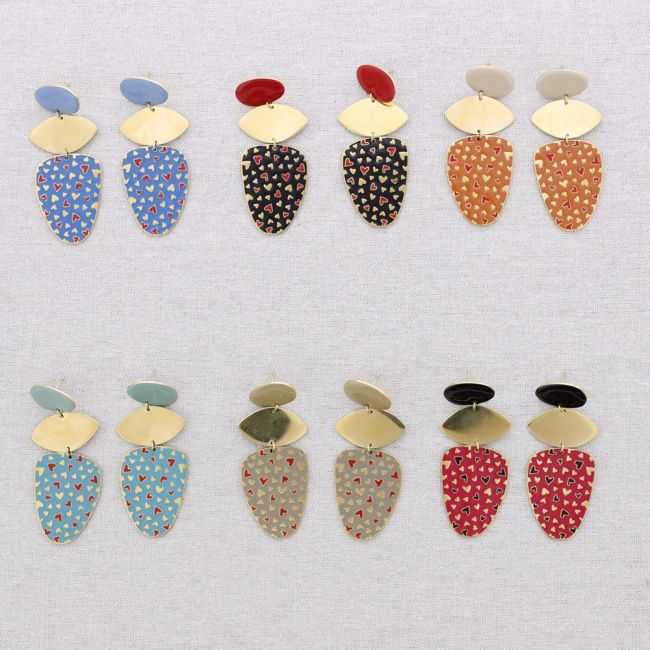 STEEL PENDANT EARRINGS IN THE SHAPE OF HEARTS WITH ENAMEL