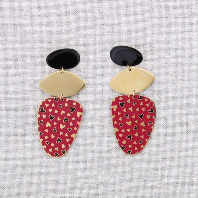 STEEL PENDANT EARRINGS IN THE SHAPE OF HEARTS WITH ENAMEL