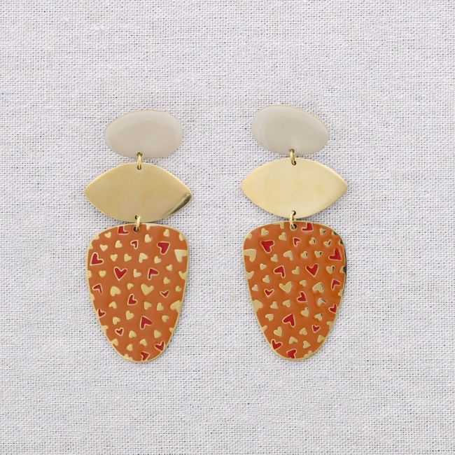 STEEL PENDANT EARRINGS IN THE SHAPE OF HEARTS WITH ENAMEL
