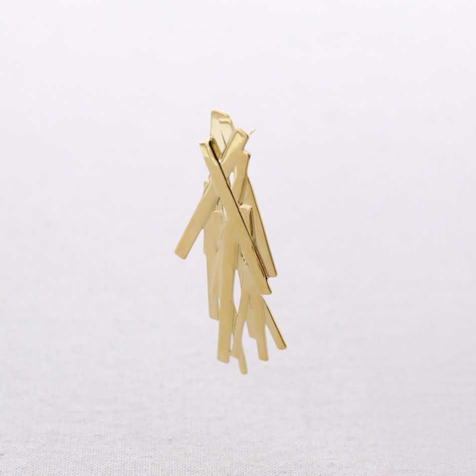 STEEL EARRINGS WITH CROSSED STRAPS