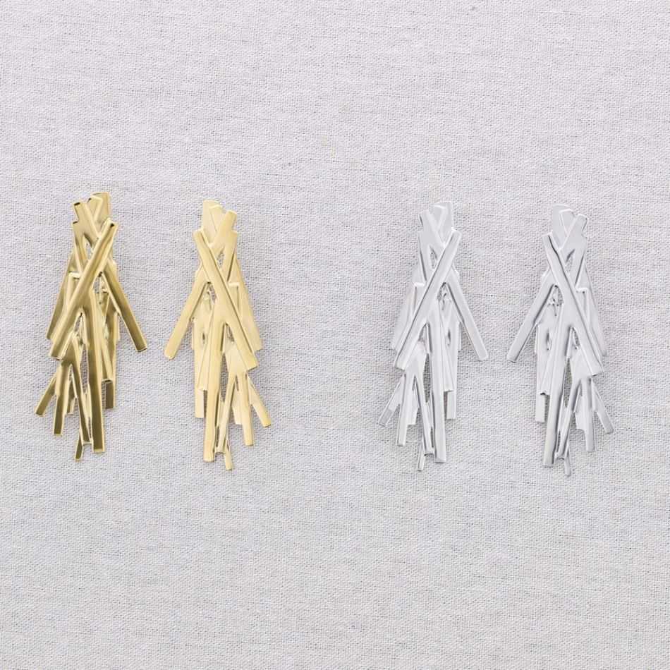 STEEL EARRINGS WITH CROSSED STRAPS
