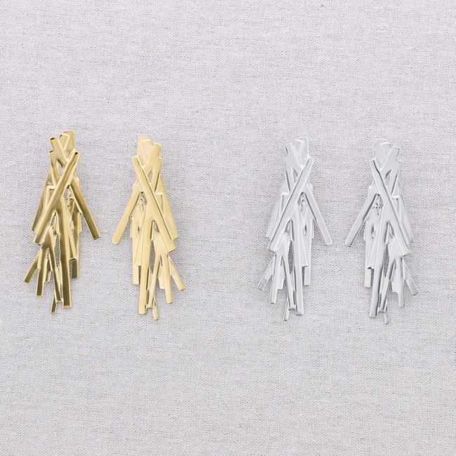 STEEL EARRINGS WITH CROSSED STRAPS