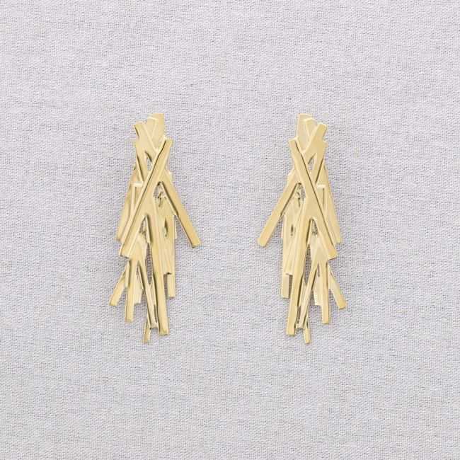 STEEL EARRINGS WITH CROSSED STRAPS