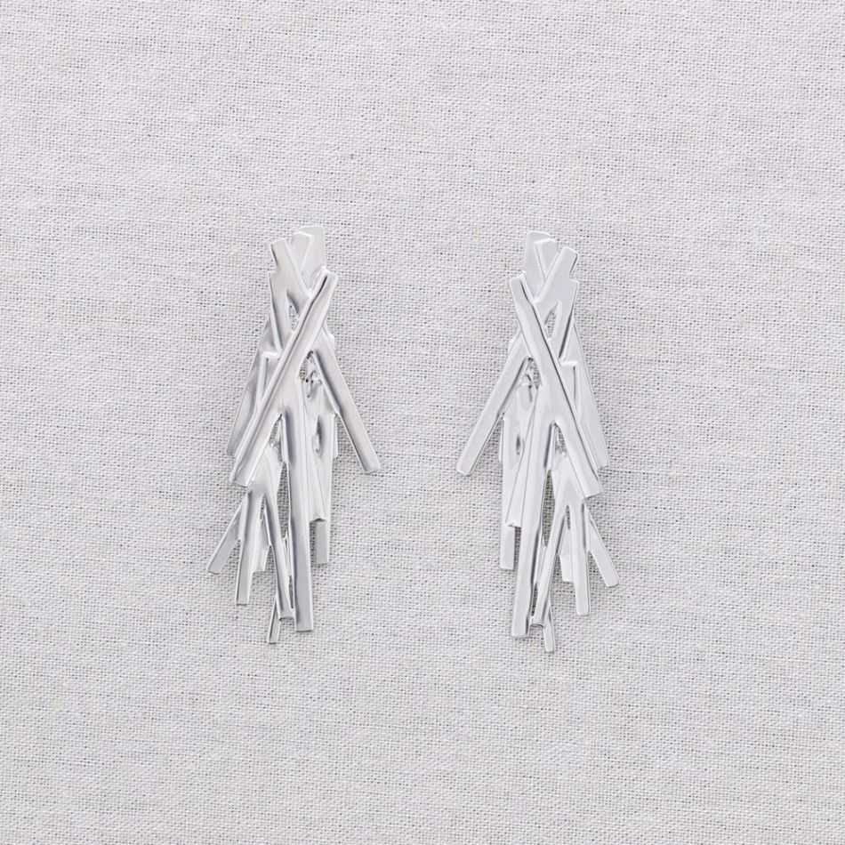 STEEL EARRINGS WITH CROSSED STRAPS
