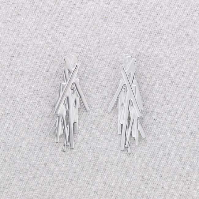 STEEL EARRINGS WITH CROSSED STRAPS
