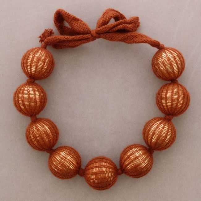 WOOL-COVERED BALL CHOKER