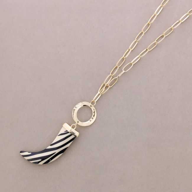 COLLAR LARGO COLGANTE CUERNO RESINA