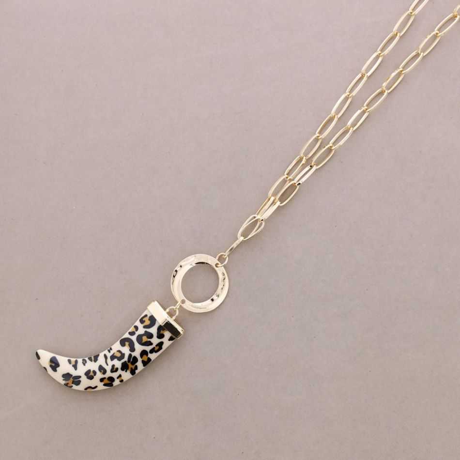 COLLAR LARGO COLGANTE CUERNO RESINA