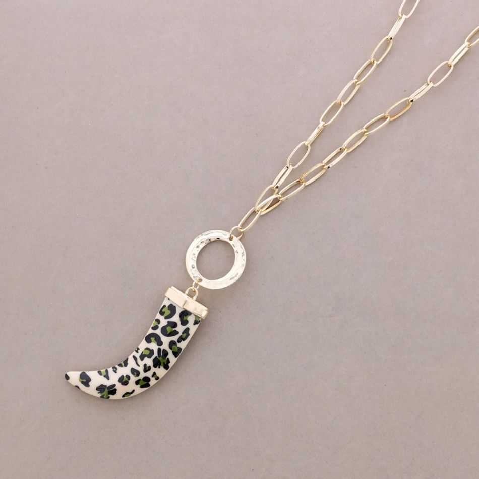 COLLAR LARGO COLGANTE CUERNO RESINA