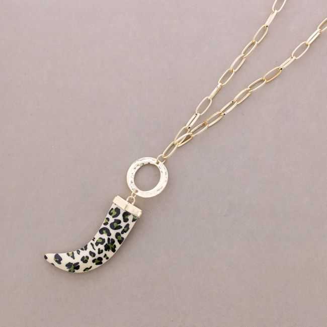 COLLAR LARGO COLGANTE CUERNO RESINA