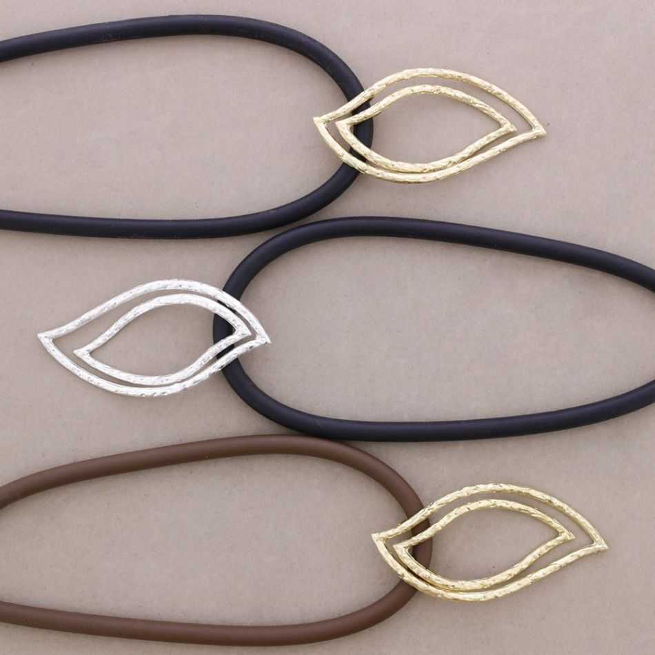 RUBBER SHORT NECKLACE WITH METAL LEAF PENDANT
