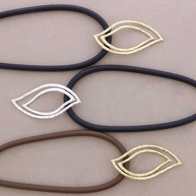 RUBBER SHORT NECKLACE WITH METAL LEAF PENDANT