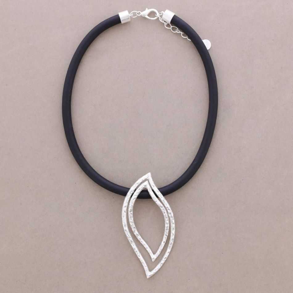 RUBBER SHORT NECKLACE WITH METAL LEAF PENDANT