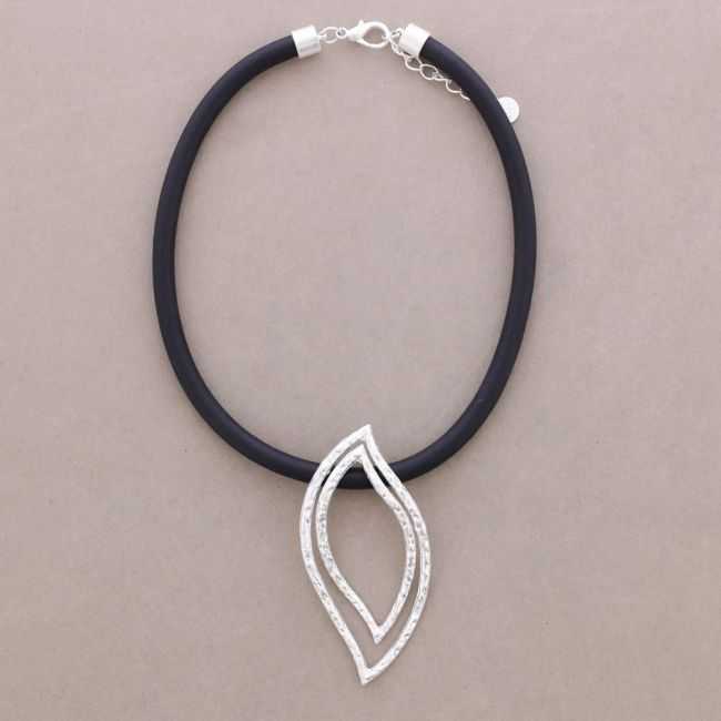 RUBBER SHORT NECKLACE WITH METAL LEAF PENDANT