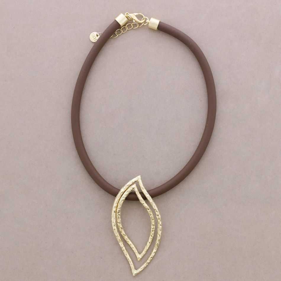 RUBBER SHORT NECKLACE WITH METAL LEAF PENDANT