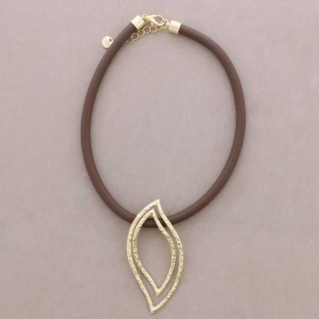 RUBBER SHORT NECKLACE WITH METAL LEAF PENDANT
