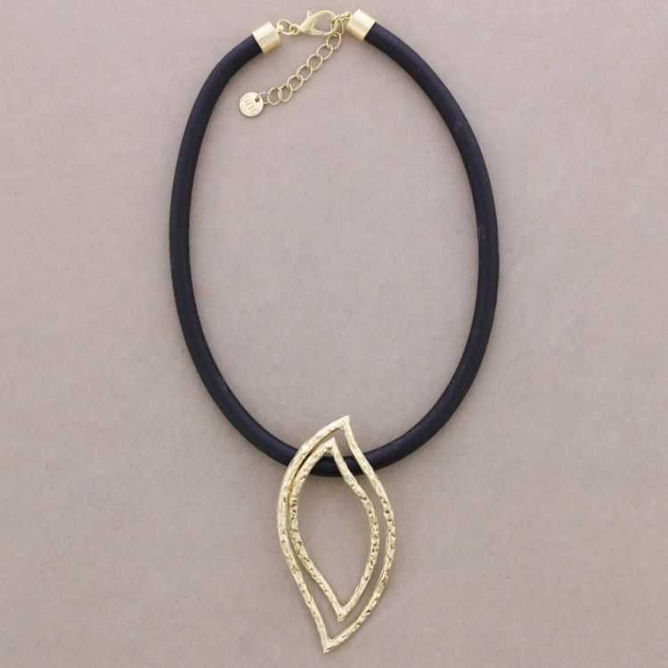 RUBBER SHORT NECKLACE WITH METAL LEAF PENDANT