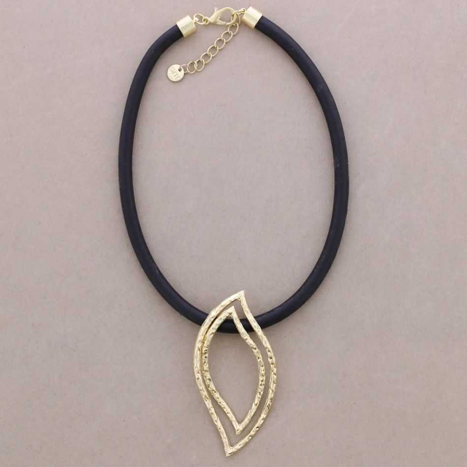 RUBBER SHORT NECKLACE WITH METAL LEAF PENDANT