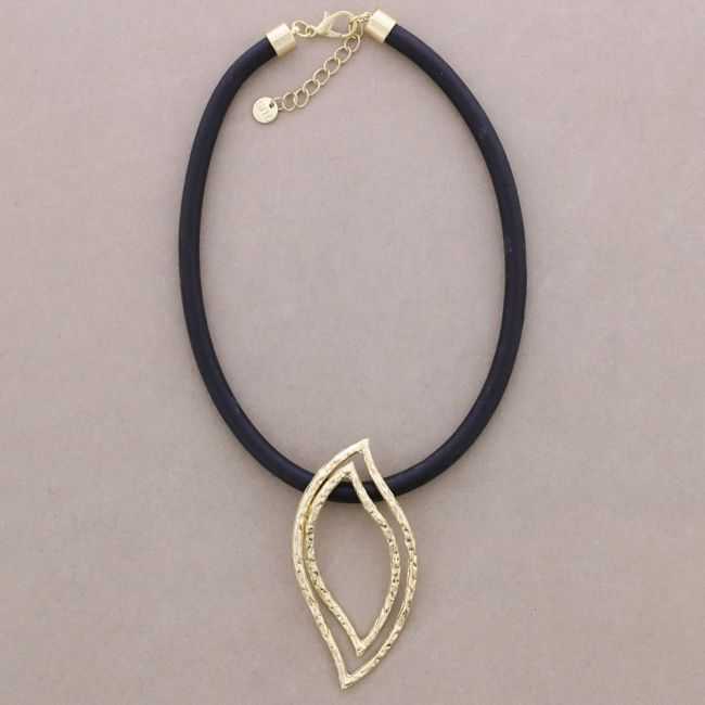RUBBER SHORT NECKLACE WITH METAL LEAF PENDANT
