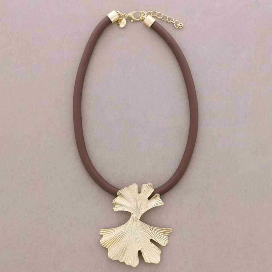 GARGANTILLA GOMA COLGANTE HOJA GINGKO METAL