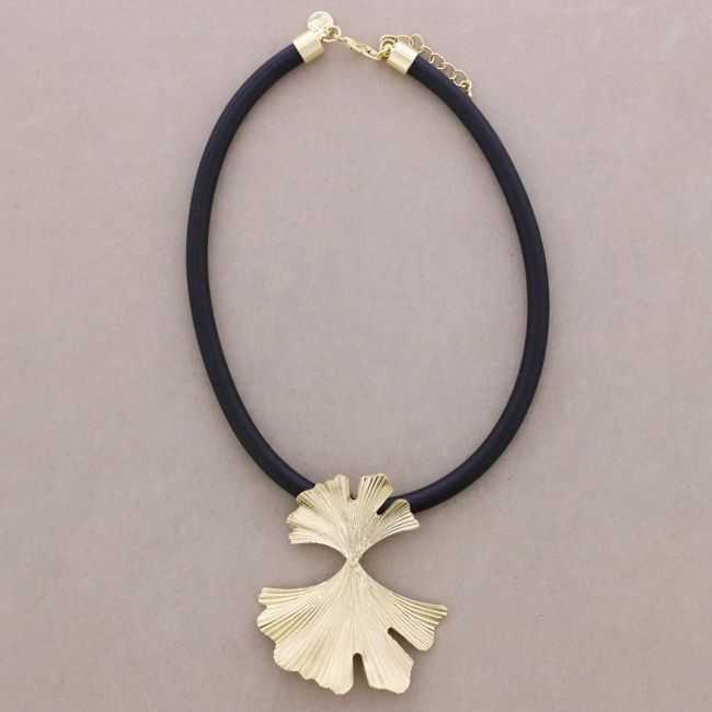 GARGANTILLA GOMA COLGANTE HOJA GINGKO METAL