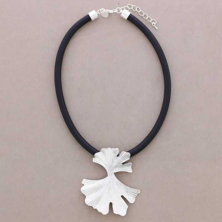 GARGANTILLA GOMA COLGANTE HOJA GINGKO METAL 2