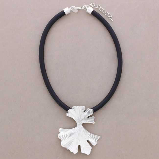 GINGKO LEAF METAL RUBBER SHORT NECKLACE