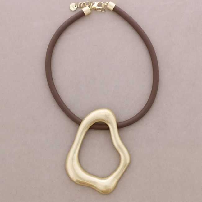 RUBBER CHOKER WITH IRREGULAR METAL RING PENDANT