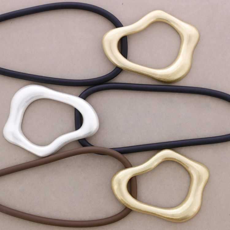 RUBBER CHOKER WITH IRREGULAR METAL RING PENDANT 2