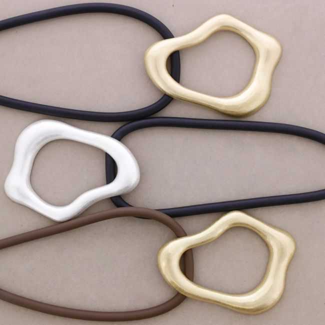 RUBBER CHOKER WITH IRREGULAR METAL RING PENDANT