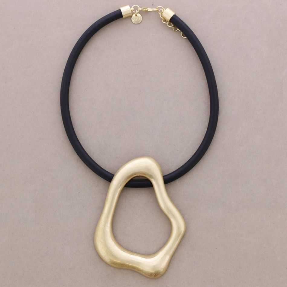 RUBBER CHOKER WITH IRREGULAR METAL RING PENDANT
